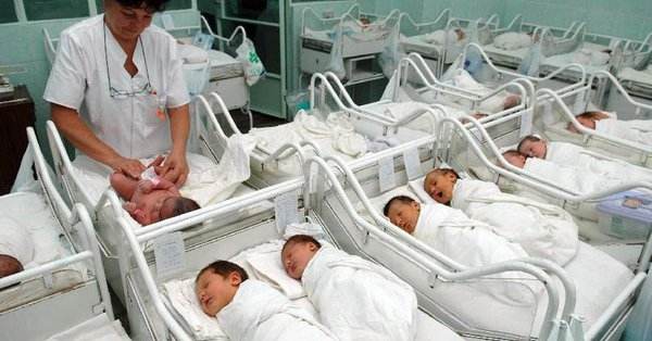 INS: În septembrie, s-au născut 14.620 copii, în creştere cu 4,8% faţă de luna august